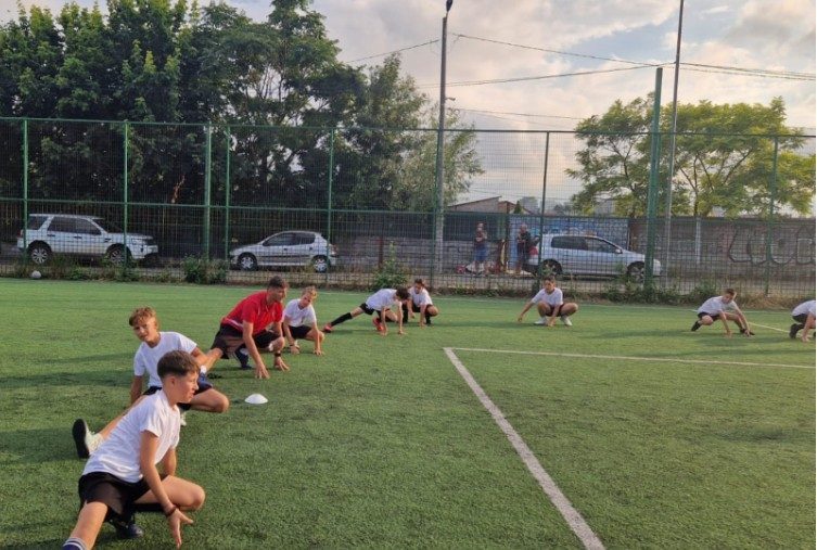Răbdare, disciplină, apartenență: valorile insuflate de Alin Florea copiilor din grupa 2013–2015