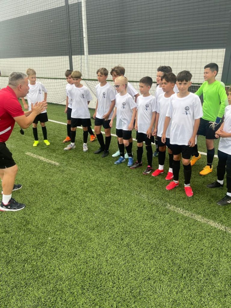 Vocea care liniștește, îndrumă și inspiră: Cum construiește Costin Enache caractere prin fotbal