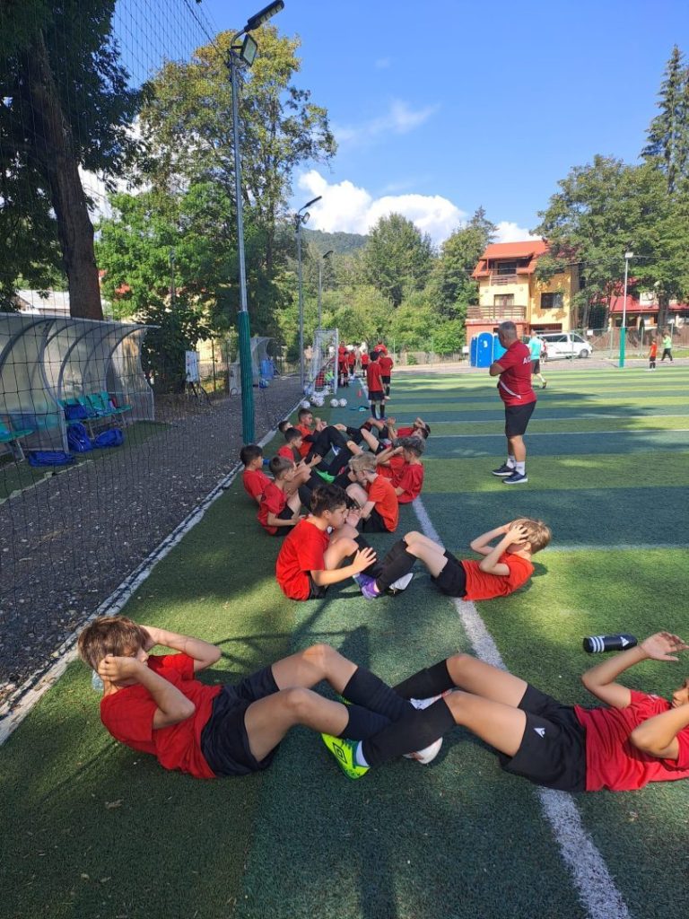 Cantonament la munte: cum pregătește Costin Enache tinerii fotbaliști ai ACS Unirea Dobroești pentru noi provocări